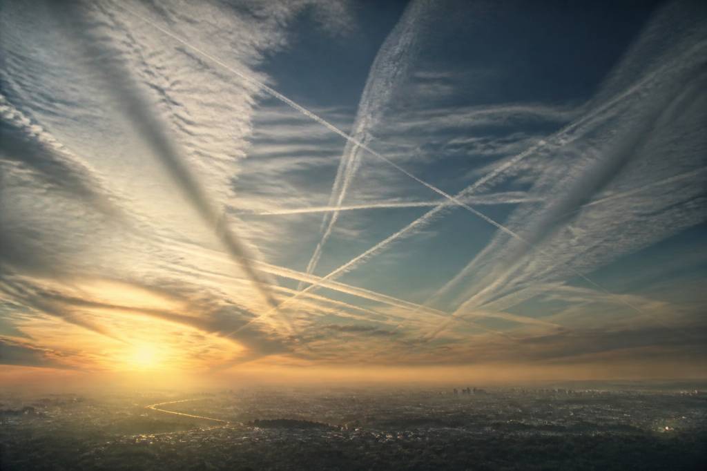 Chemical trails : que savoir sur les traînées chimiques dans l’atmosphère